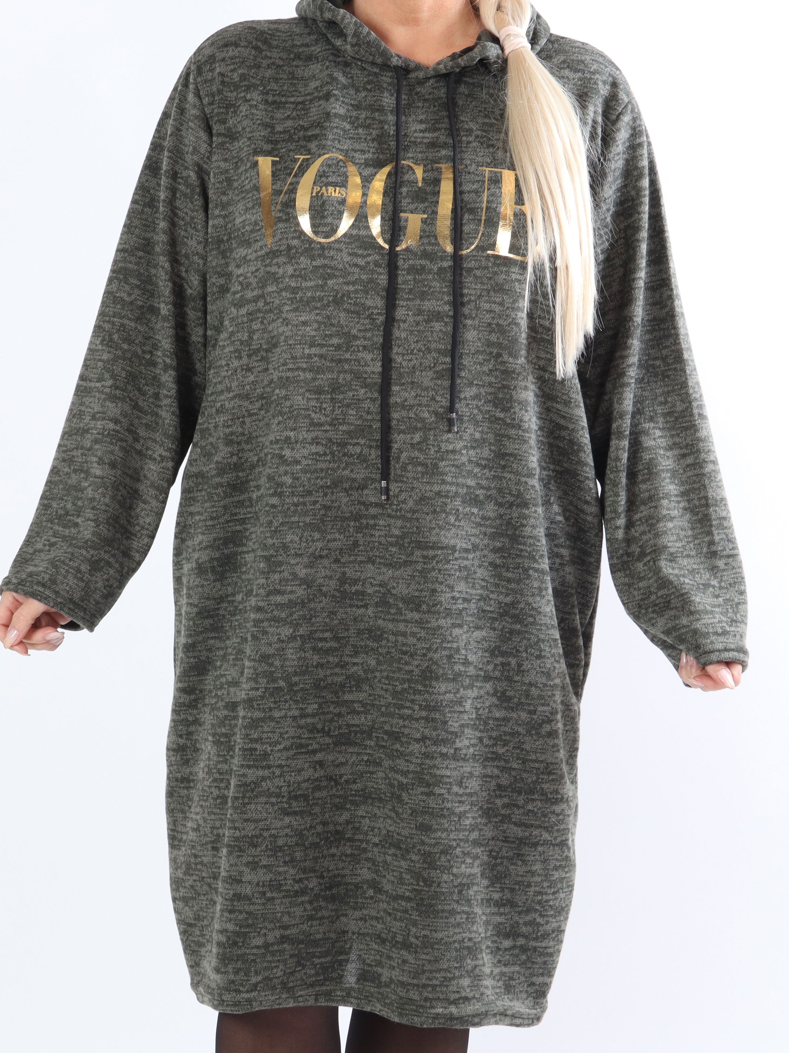 Sarita - Plus size kjole med hætte og guldskrift